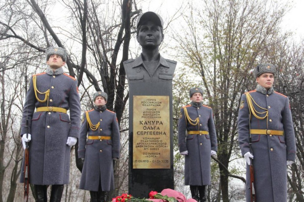 В День ракетных войск и артиллерии в Донецке открыли памятник Герою ДНР и России Ольге Качуре