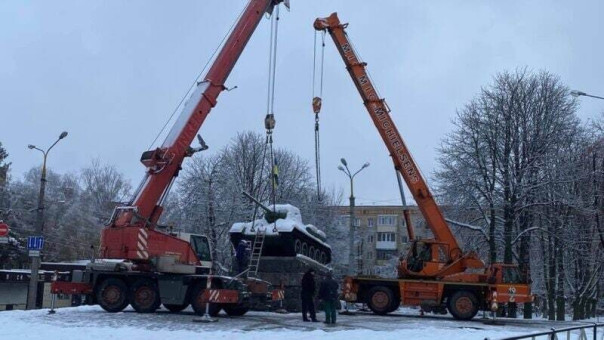 В Хмельницком нацистские власти демонтировали танк, простоявший 55 лет