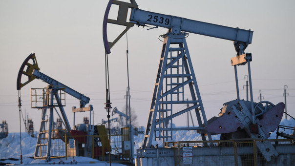 Bloomberg: члены ЕС обсуждали лимит цен на нефть из России на уровне $62 за баррель