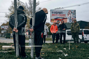 СМИ опубликовали фото из Херсона с привязанными к столбам людьми