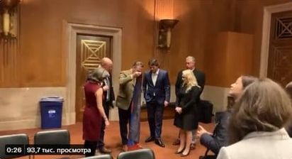 Украинская делегация в конгрессе США вытерла ноги о флаг ДНР — американцы цинично наблюдали за происходящим