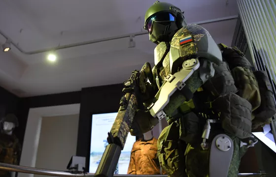 Российская экипировка "Легионер" позволит военному управлять беспилотниками и роботами