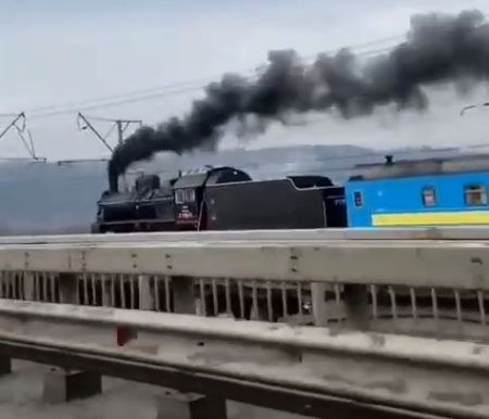 Из-за повреждения энергетической инфраструктуры на Украине пошли в ход паровозы