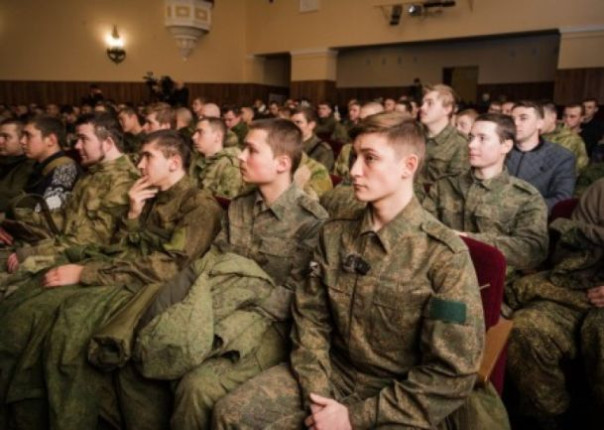 В Донбассе демобилизовали более трёх тысяч студентов и сняли ограничения для мужчин на выезд из республик