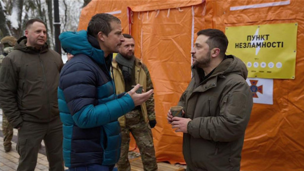 Знаменитый выживальщик Беар Гриллс приехал в обесточенный Киев