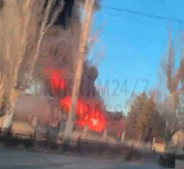 По промзоне Крамоторска мощнейшие удары, горят нефтепродукты