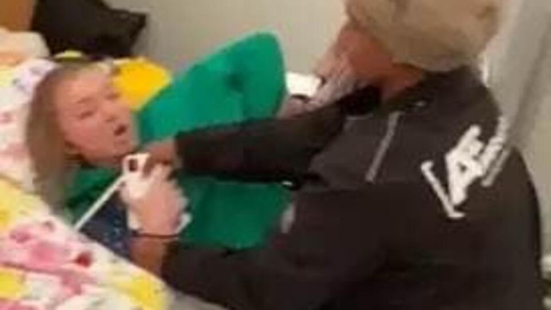 Украинка устроила драку с охраной немецкого центра для беженцев