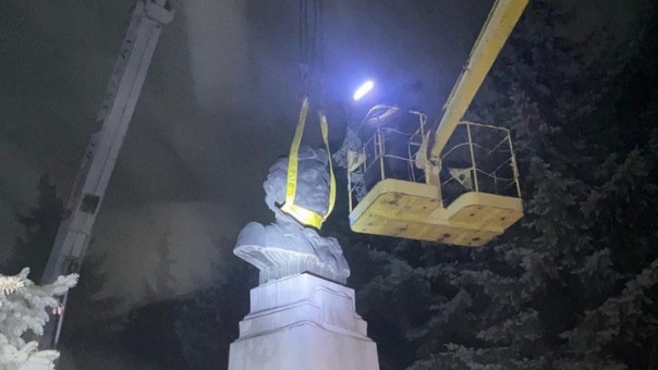 Памятники Пушкину и Суворову снесли в Винницкой области