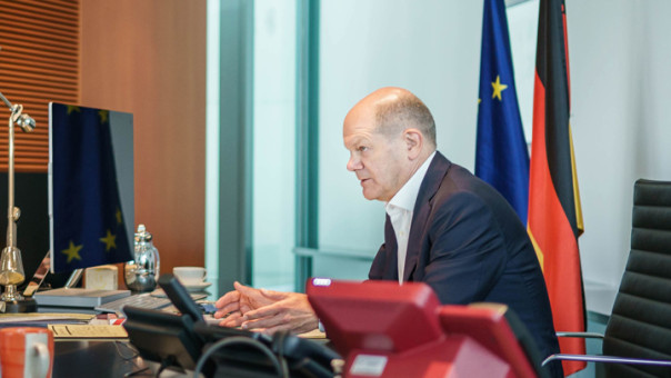 Шольц заявил, что нужно поддерживать контакты с Путиным