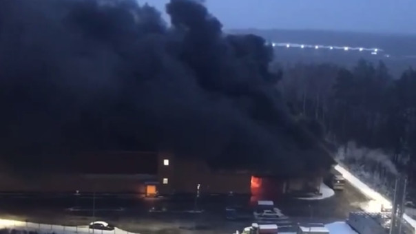 В подмосковной Балашихе горит торговый центр «Стройпарк».