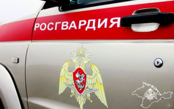 В Севастополе приезжая из Закавказья осквернила мемориал морпехам и обматерила росгвардейцев