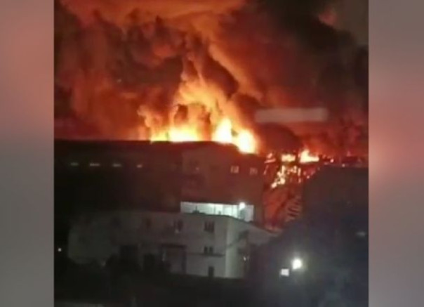 «Сначала загорелась мусорка, начали тушить, но видимо, что-то не получилось» — во Владивостоке горит крупный склад