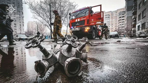 В Киеве сообщили о повреждении административного здания в одном из районов