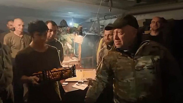 Евгений Пригожин посетил украинских пленных, захваченных ЧВК "Вагнер" под Бахмутом и привез им мандарины.