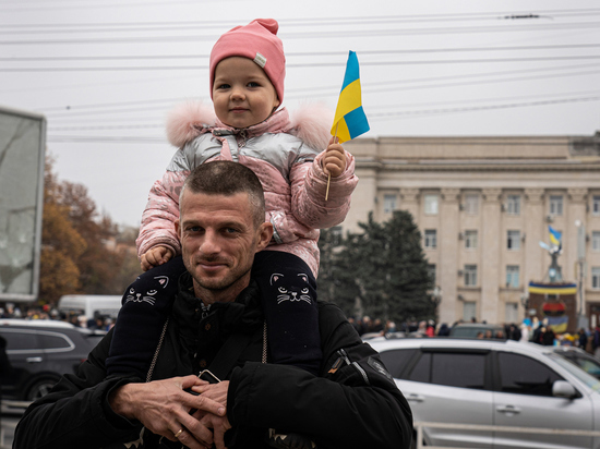 Помахали флагами и сбежали: «ждуны» покидают Херсон