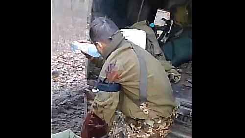 Наши взяли опорник ВСУ и пленных. По идущим сдаваться в плен укропам открыли огонь их же побратимы.