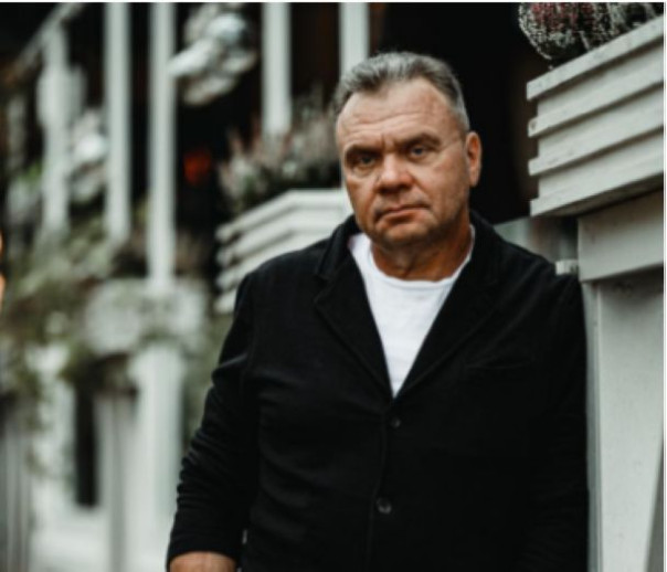 А кто приглашал Урганта? Николаев Вячеслав Константинович президент МТС и руководитель Киона Игорь Мишин