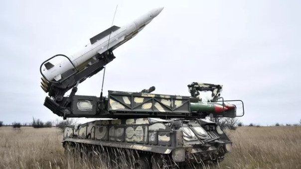 Система ПВО сбила два беспилотника над морем у аэродрома в Крыму