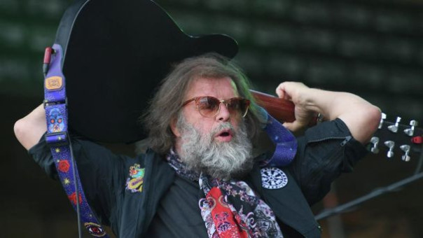 Покинувшей Россию оппозиции остается петь чужие песни