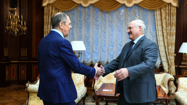 Лавров обсудил с Лукашенко взаимодействие в военно-политической сфере и обороне