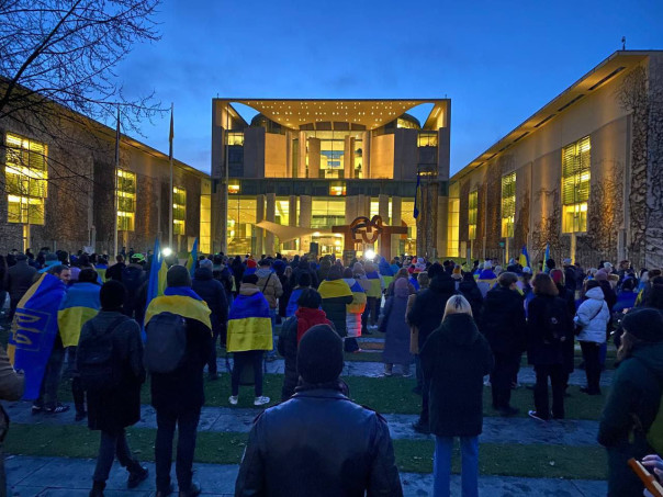 Хохлы уже настолько ахренели, что в Германии устраивают митинги с требованиями дать им танки.