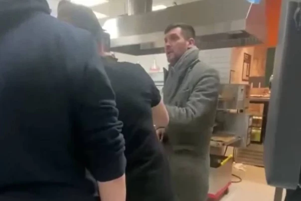 Петербуржец чуть не избил персонал пиццерии из-за вежливого обращения