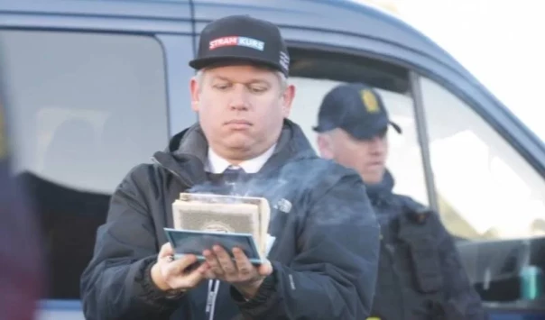 «Приветствие от меня для всей Чечни»: датский политик-провокатор сжёг Коран у консульского отдела РФ в Дании