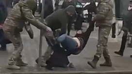 Волокут за руки и ноги: В Одессе потенциальных призывников хватают прямо на улицах