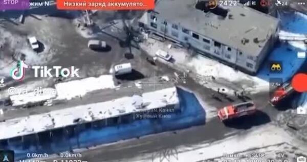 Украинские медиа опубликовали видео со своего беспилотника, наводившего удар артиллерии на Петровский район Донецка