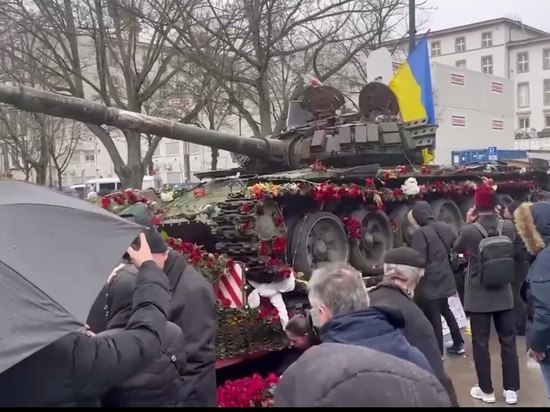 Гвоздики, возложенные на танк в Берлине в память о погибших русских солдатах, скинули — полиция не препятствовала вандалам