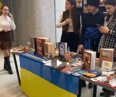 В главном корпусе РУДН вывесили украинские флаги, а студентам, которые хотели создать «Русское землячество», пригрозили отчислением