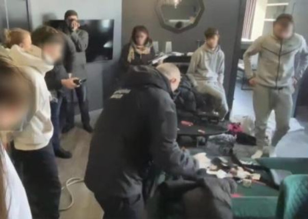 Не священный долг, а наказание. Молодым насильникам в Киеве вручили повестки