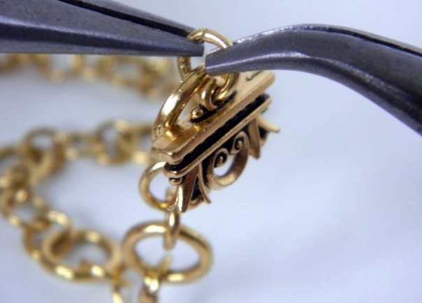 Забота о ювелирных украшениях с компанией "Ремонт золота"