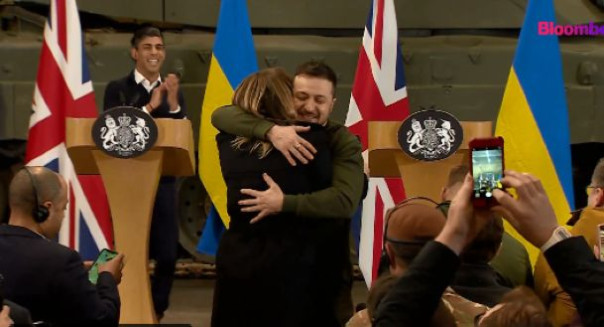 Кадры объятий Зеленского с журналисткой обескуражили британцев