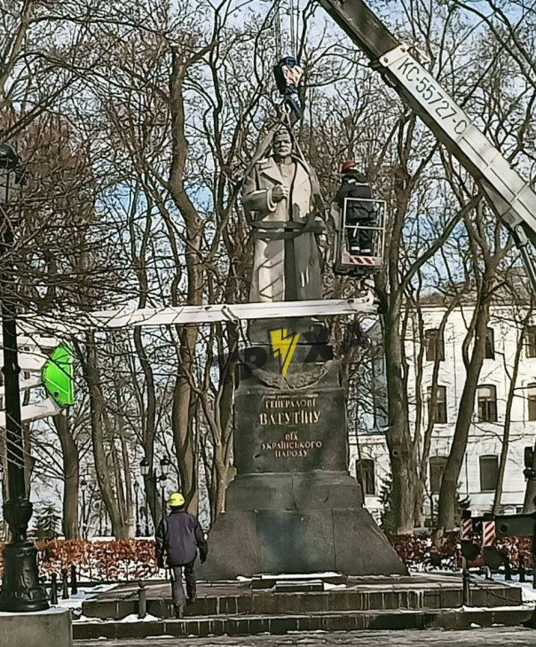 В Киеве демонтировали памятник освободителю города генералу Ватутину и советскому летчику Чкалову