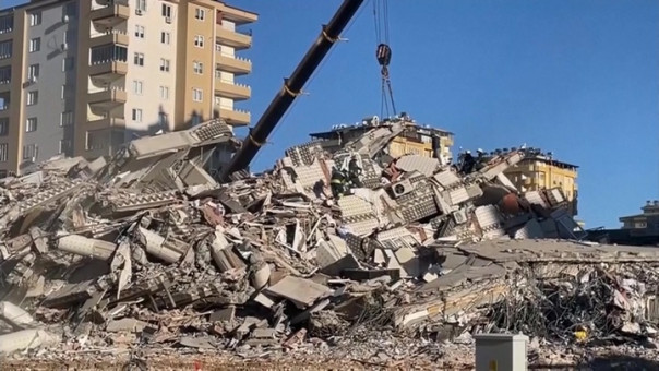 Число жертв землетрясений в Турции увеличилось до 17,6 тысяч