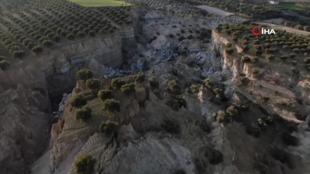 Огромный разлом после землятресения в Турции сняли с коптера