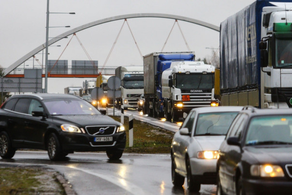 Жители Прибалтики едут в Белоруссию, чтобы там заправить машину, купить продукты и дрова