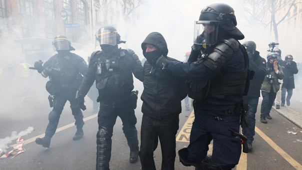 В Париже полиция применила слезоточивый газ на демонстрации против пенсионной реформы