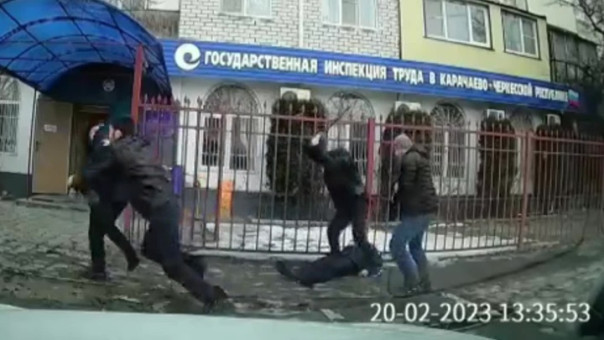 Замглавы казначейства КЧР избили битами посреди улицы