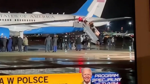 Байден выпал из самолёта? Уникальные кадры показали в Польше
