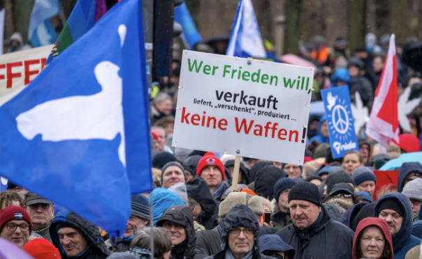 «Это только начало!»: десятки тысяч берлинцев против военной поддержки Киева