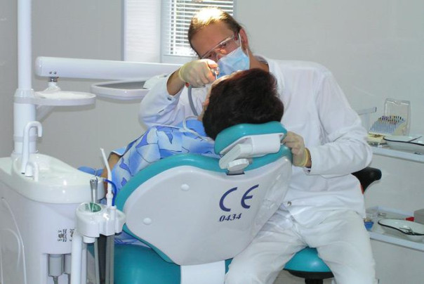 Особенности выполнения имплантации зубов