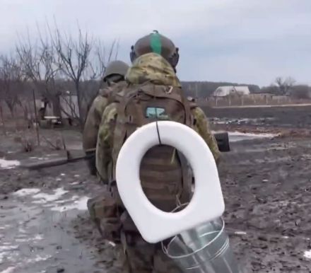 Отступая из Артёмовска ВСУ всё самое ценное уносят с собой