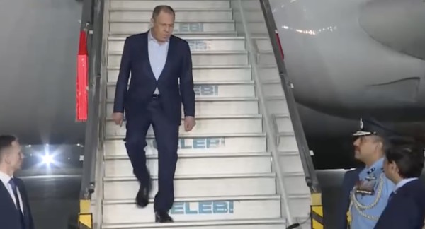 В Сети сравнили встречу Лаврова и Бербок в аэропорту Индии