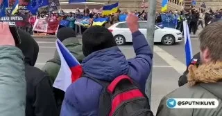"Фашисты!" - чехи требуют снять украинский флаг со здания Национального музея