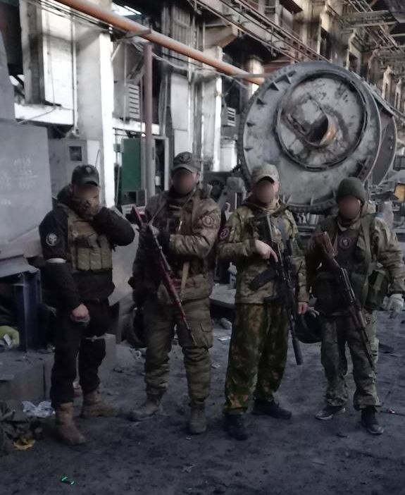 Бойцы ЧВК "Вагнер" взяли под контроль завод "Востокмаш" на севере промзоны АЗОМа.