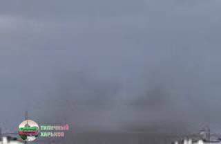 В Харькове прогремел мощный взрыв — в небо поднимается густой столб дыма