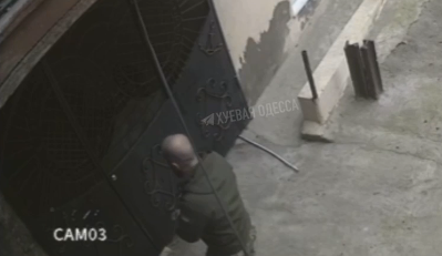 В Одессе работники военкомата вскрыли отмычкой ворота частного дома, чтобы вручить повестки.