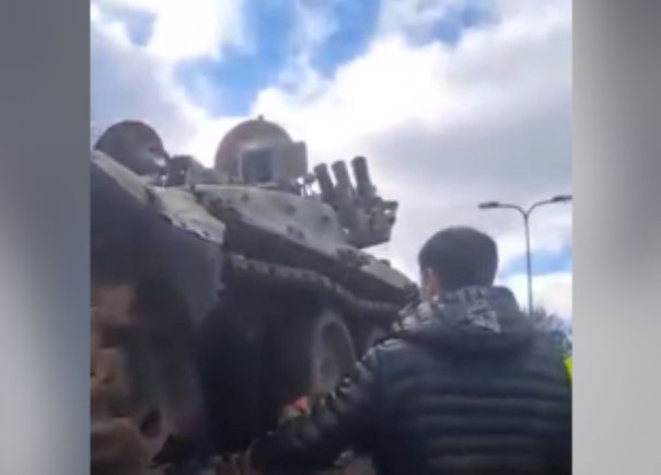 Когда жизнь ничему не учит: в Таллине решили повторить берлинский опыт и установили напротив российского посольства подбитый танк